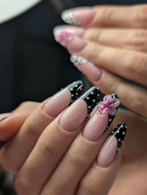 Manicure z czarnym frenchem i różowymi kwiatami